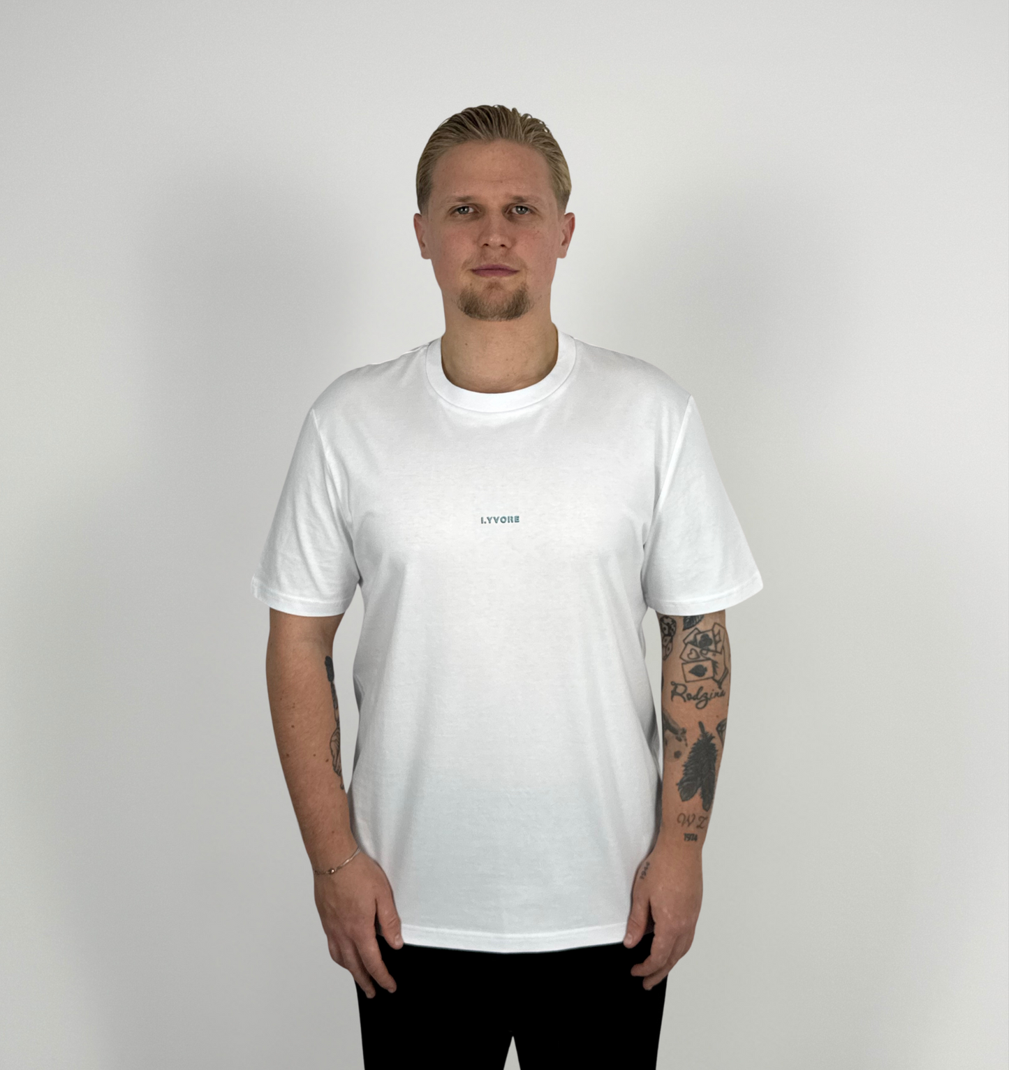ESSENTIAL TEE
