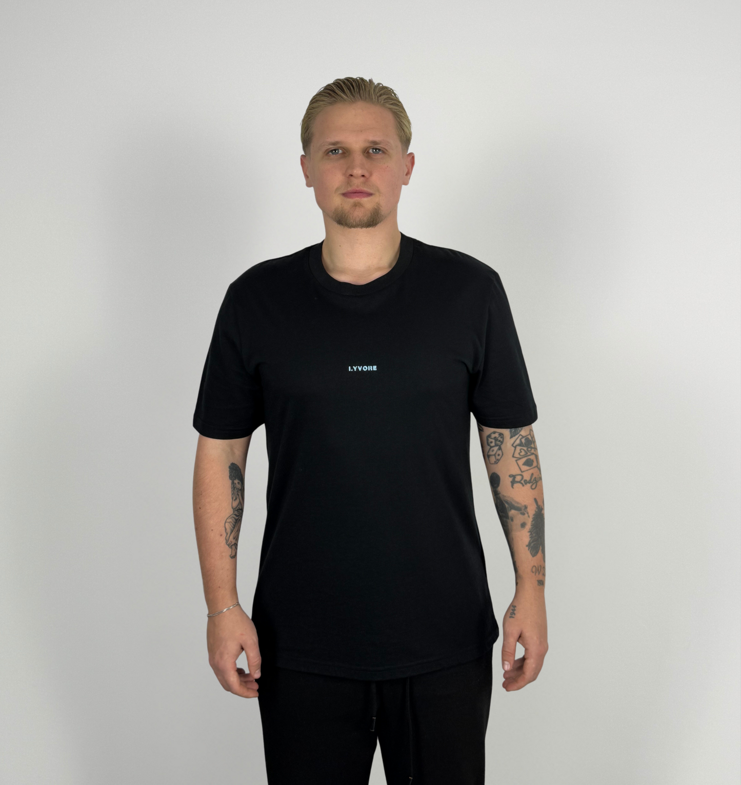 ESSENTIAL TEE